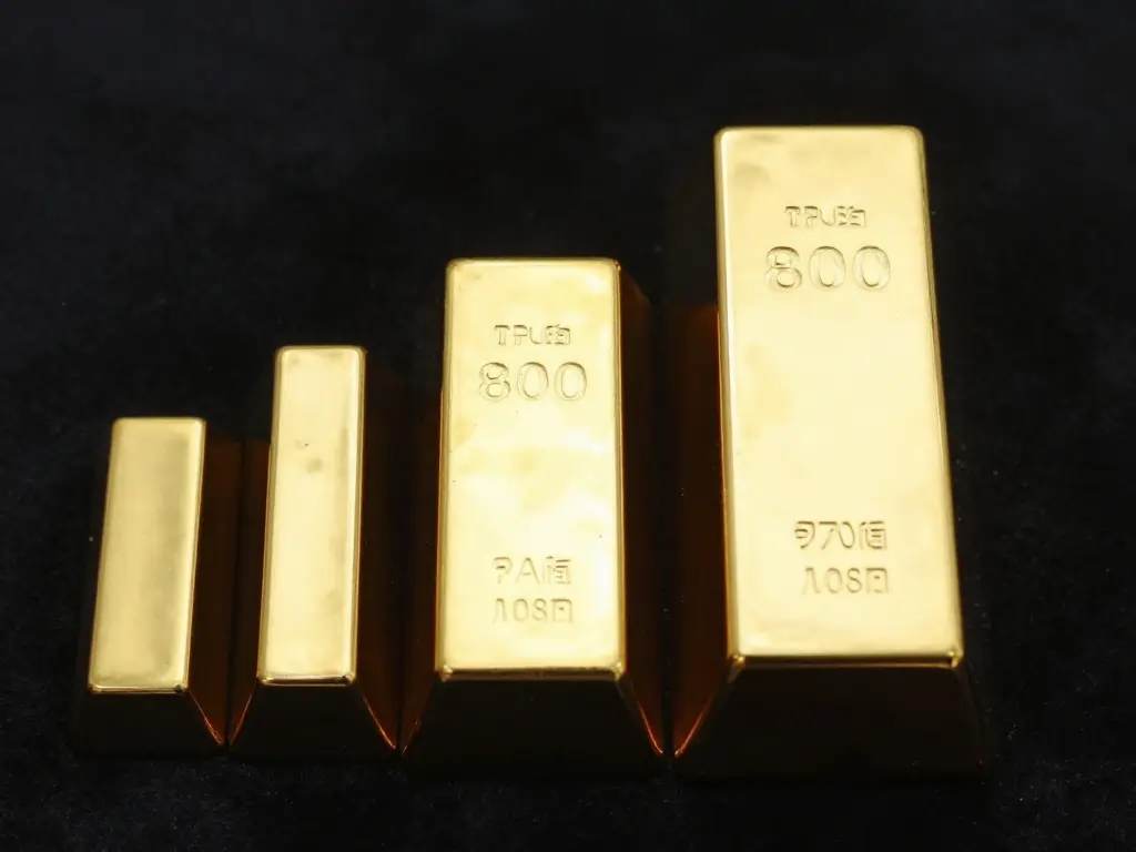 Gold Bar Purchase Online: Avoid These 4 Costly Mistakes 4 A comparison of small and large investment-grade gold bars.